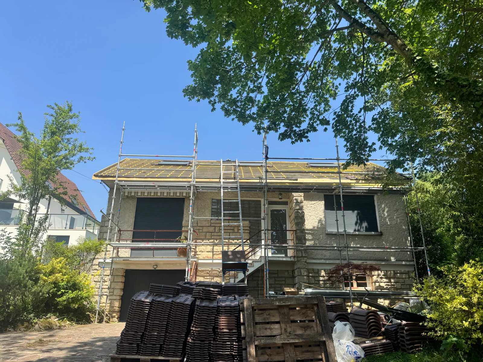 Chantier de rénovation de toiture avec échafaudage