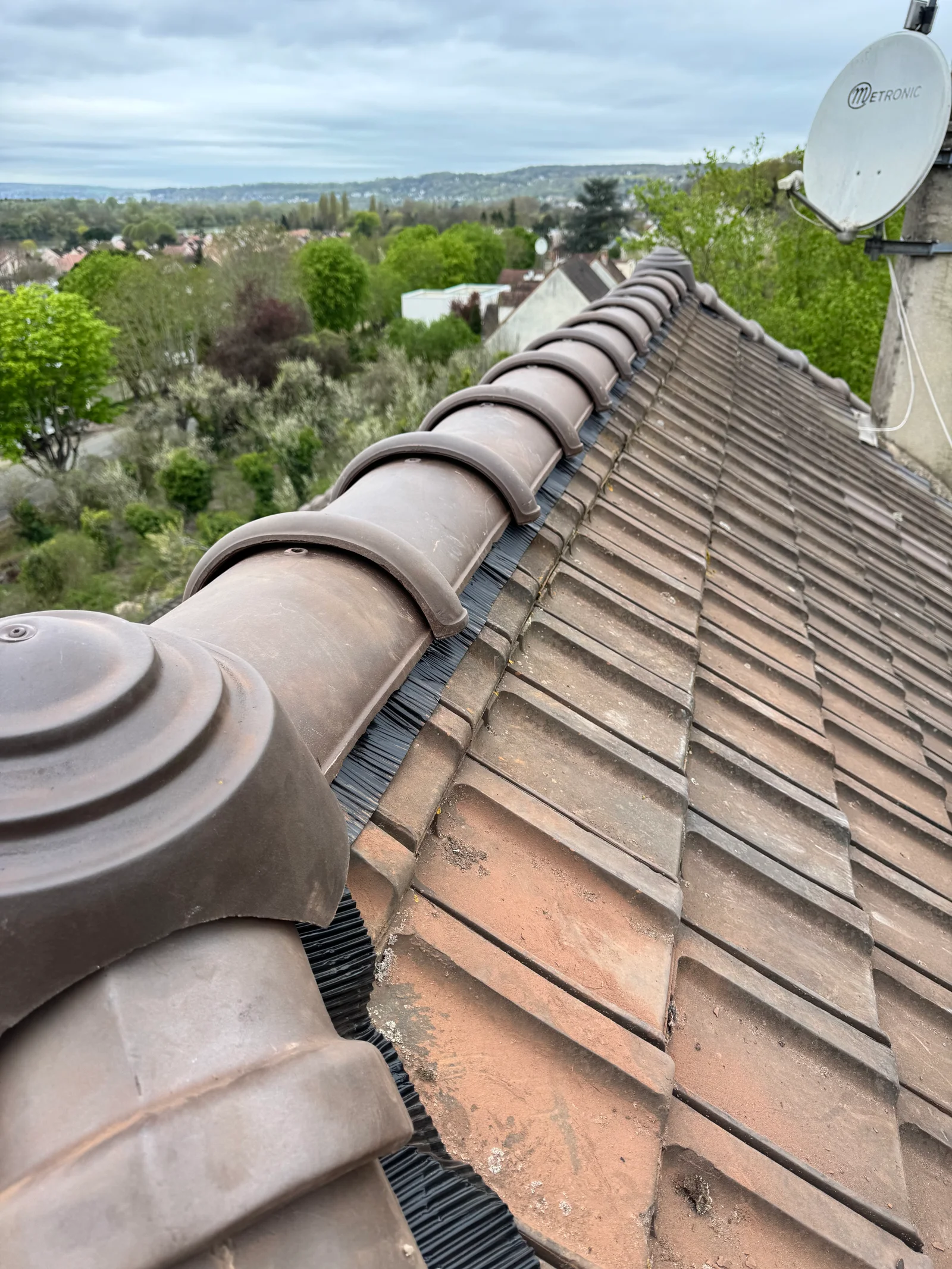 Détail d'un faîtage de toiture rénové par LR Couv&Bâti