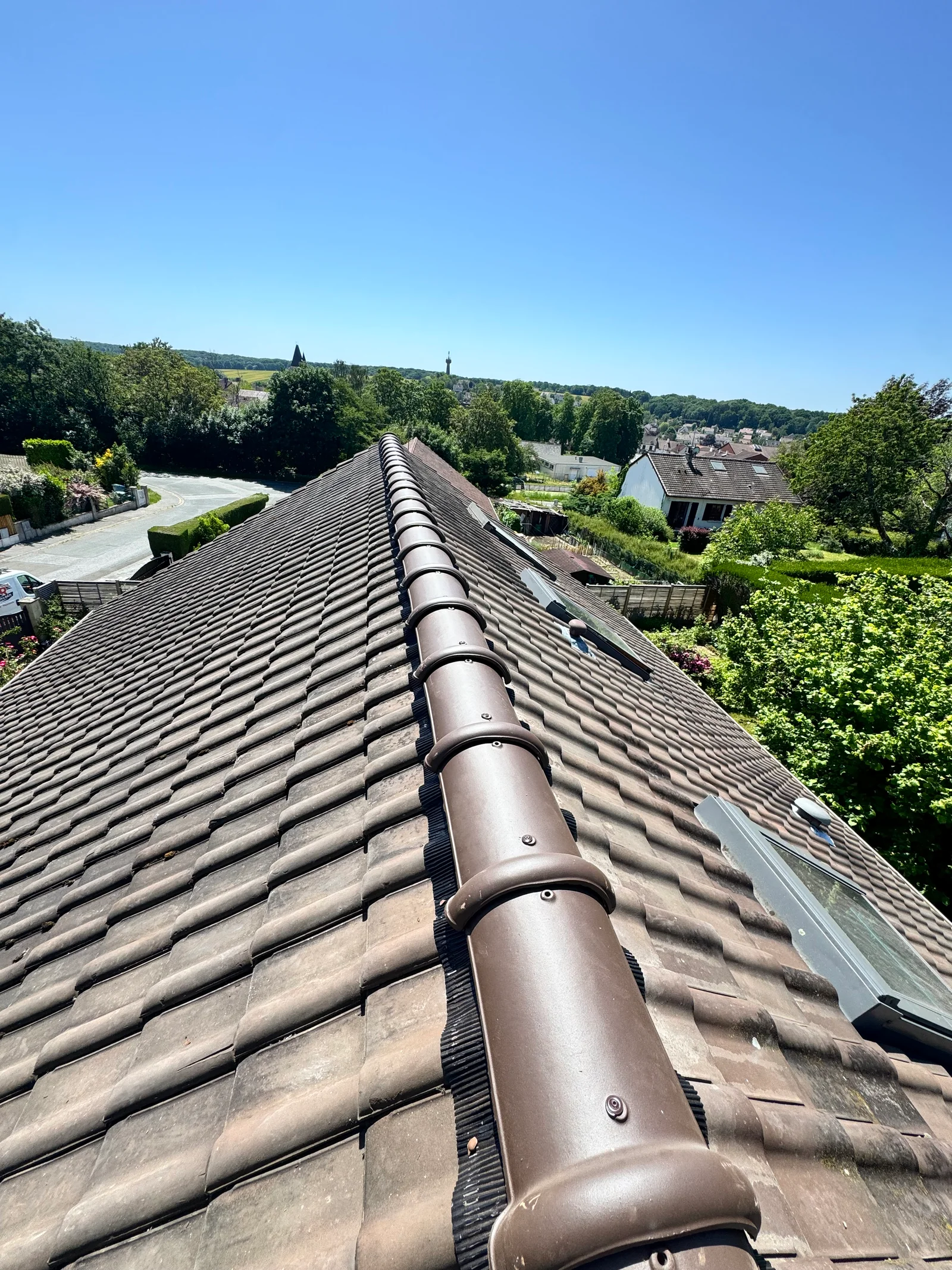 Toiture rénovée, vue du faîtage